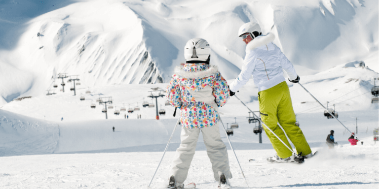 Cómo enseñar a un niño a esquiar