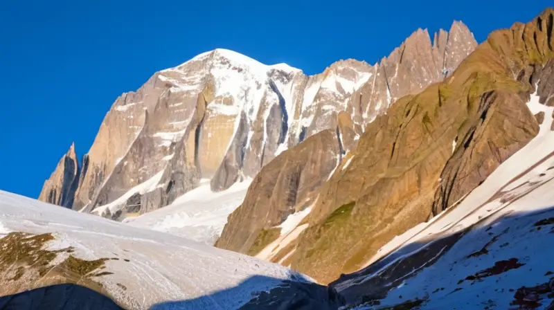 El majestuoso Mont Blanc, cubierto de nieve, se eleva contra un cielo azul, rodeado de escaladores que navegan por sus desafiantes senderos