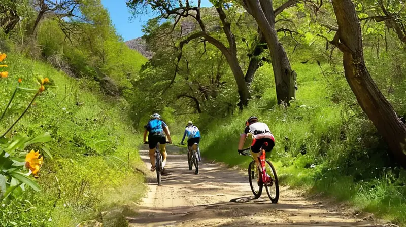 Ciclistas en coloridos trajes recorren colinas verdes y senderos de tierra bajo un cielo azul