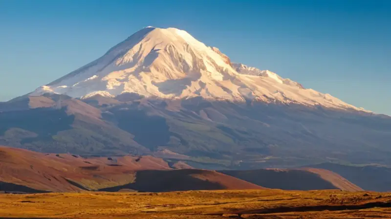 El majestuoso Chimborazo se alza con su cumbre nevada bajo un cielo azul